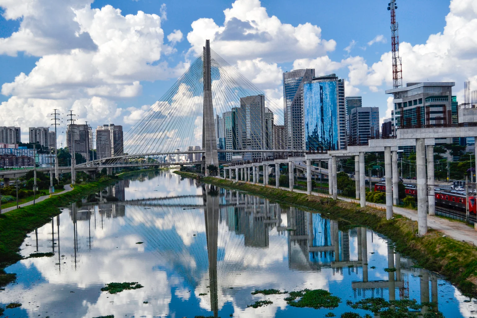 Ponte estaiada e edifícios de São Paulo